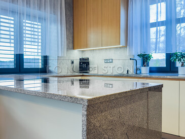 Žulová kuchyňská deska z přírodní žuly Kashmir Silver. Žulová kuchyňská deska z přírodní žuly Kashmir Silver.