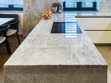 Žulová pracovní deska Kashmir Silver s lesklým povrchem.