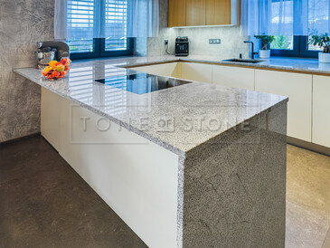 Žulová kuchyňská deska ze žuly Kashmir Silver s ostrůvkem.