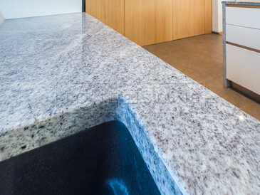 Kamenná kuchyňská deska ze žuly Kashmir Silver s dřezem se spodní montáží. Kamenná kuchyňská deska ze žuly Kashmir Silver s dřezem se spodní montáží.