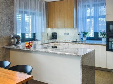 Kamenná pracovní deska z elegantní šedé žuly Kashmir Silver. Kamenná pracovní deska z elegantní šedé žuly Kashmir Silver.