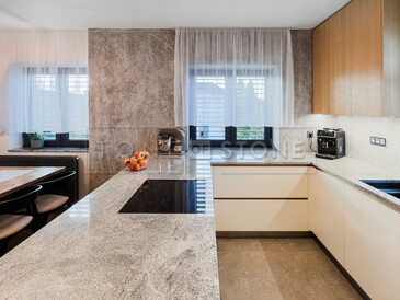 Kamenná pracovní deska z přírodní žuly Kashmir Silver v šedé barvě v moderním interiéru Kamenná pracovní deska z přírodní žuly Kashmir Silver v šedé barvě v moderním interiéru