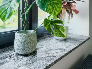 Žulové parapety z kamene Viscount White.