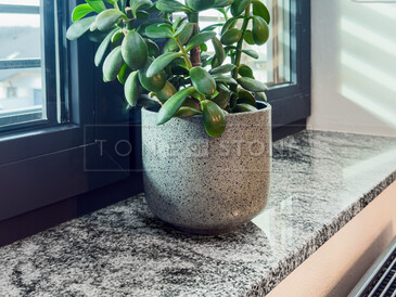 Kamenný parapet z šedé žuly Viscount White. Kamenný parapet z šedé žuly Viscount White.