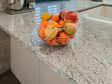 Šedá kuchyňská deska ze žuly Kashmir Silver.