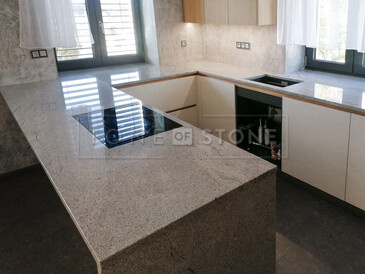 Šedá pracovní deska ze žuly Kashmir Silver.