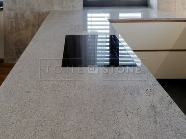 Šedá kamenná kuchyňská deska ze žuly Kashmir Silver - varná deska s montáží do roviny Šedá kamenná kuchyňská deska ze žuly Kashmir Silver - varná deska s montáží do roviny