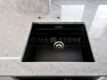 Kuchyně s přírodním kamenem Kashmir Silver - po montáži