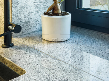 Moderní přírodní kámen Kashmir Silver v kuchyni.