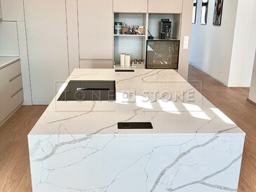 Kamenný kuchyňský ostrůvek z umělého kamene Technistone Crystal Calacatta Silva