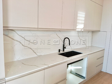 Kamenná pracovní deska a zádový obklad z umělého kamene Technistone Crystal Calacatta Silva