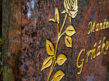 Detail grafiky na nápisové desce, žula Multicolor, pískování a zlacení, zakázková výroba TONE OF STONE.
