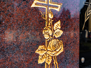 Detail grafiky na nápisové desce, žula Multicolor, pískování a zlacení, zakázková výroba TONE OF STONE.