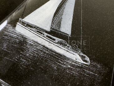 Motiv pískované plachetnice na žulové knize.