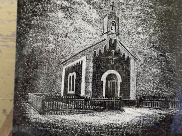Motiv kostela na žulové nápisové desce, technika pískování.
