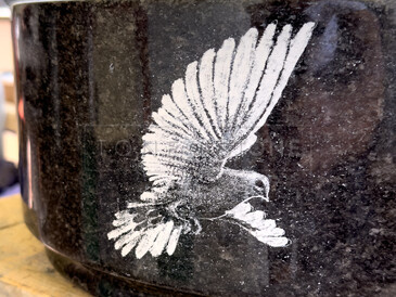 Pískovaná holubice na hřbitovní váze z přírodní žuly.