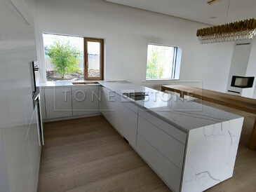 Moderní bílá kuchyňská linka s pracovní deskou Technistone Crystal Calacatta Silva. Zakázková výroba TONE OF STONE. Moderní bílá kuchyňská linka s pracovní deskou Technistone Crystal Calacatta Silva. Zakázková výroba TONE OF STONE.
