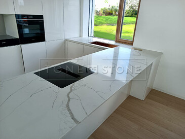 Kuchyňská deska Technistone Crystal Calacatta Silva s lesklým povrchem. Zakázková výroba TONE OF STONE. Kuchyňská deska Technistone Crystal Calacatta Silva s lesklým povrchem. Zakázková výroba TONE OF STONE.