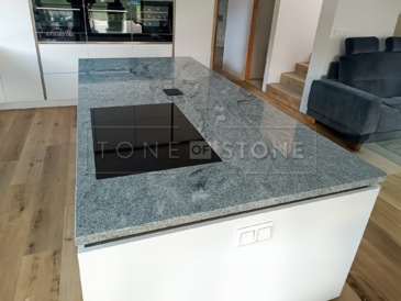 Kuchyňský ostrůvek s kamennou deskou z přírodního kamene Viscount White (Viscont White). Zakázková výroba TONE OF STONE. Kuchyňský ostrůvek s kamennou deskou z přírodního kamene Viscount White (Viscont White). Zakázková výroba TONE OF STONE.