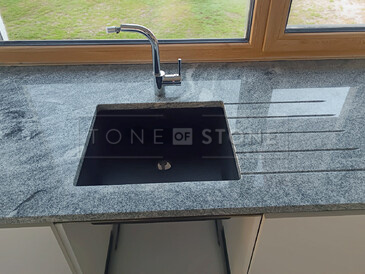 Dřez se spodní montáží a vyfrézované odkapové drážky do kuchyňské desky z přírodního kamene Viscount White (Viscont White). Zakázková výroba TONE OF STONE. Dřez se spodní montáží a vyfrézované odkapové drážky do kuchyňské desky z přírodního kamene Viscount White (Viscont White). Zakázková výroba TONE OF STONE.