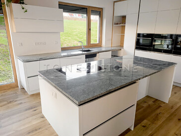 Moderní kuchyňská pracovní deska z přírodního kamene Viscount White. Moderní kuchyňská pracovní deska z přírodního kamene Viscount White.