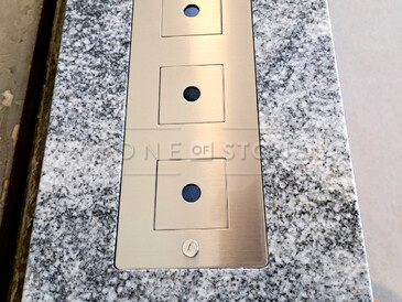 Integrovaný panel pro ovládání elektrospotřebičů a osvětlení v přírodním kameni Viscount White.