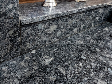 Zádový obklad a žulový parapet jako součást kuchyňské desky z přírodního kamene Steel grey. Zakázková výroba TONE OF STONE. Zádový obklad a žulový parapet jako součást kuchyňské desky z přírodního kamene Steel grey. Zakázková výroba TONE OF STONE.