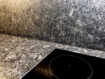 Kamenný obklad stěny a pracovní deska z kartáčované žuly Steel Grey.  Zakázková výroba TONE OF STONE.  Kamenný obklad stěny a pracovní deska z kartáčované žuly Steel Grey.  Zakázková výroba TONE OF STONE.