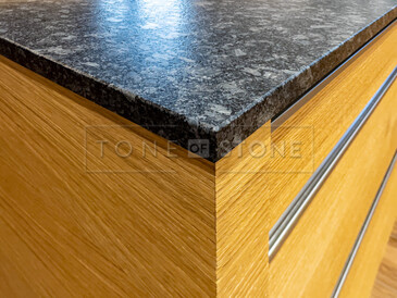 Opracování hran žulové kamenné kuchyňské desky Steel grey.  Zakázková výroba TONE OF STONE. Opracování hran žulové kamenné kuchyňské desky Steel grey.  Zakázková výroba TONE OF STONE.