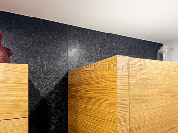 Obklad stěny z přírodního kamene Steel grey s kartáčovanou povrchovou úpravou.  Zakázková výroba TONE OF STONE.  Obklad stěny z přírodního kamene Steel grey s kartáčovanou povrchovou úpravou.  Zakázková výroba TONE OF STONE.