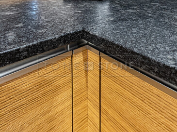 Rohový spoj desek z přírodní žuly Steel grey.  Zakázková výroba TONE OF STONE.