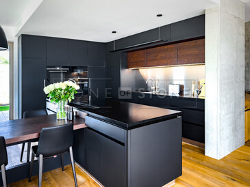 Luxusní kuchyně s kamennou kuchyňskou deskou ze žuly Nero Assoluto Zimbabwe. Zakázková výroba TONE OF STONE.