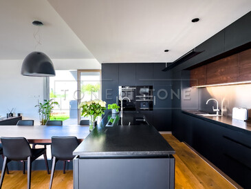 Designová kuchyň s černými skříňkami a černou žulovou pracovní deskou z přírodního kamene Nero Assoluto Zimbabwe s jemnou kartáčovanou povrchovou úpravou. Zakázková výroba TONE OF STONE.