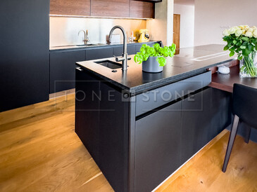 Multifunkční kuchyňský ostrůvek s kamennou deskou ze žuly Nero Assoluto Zimbabwe. Zakázková výroba TONE OF STONE.