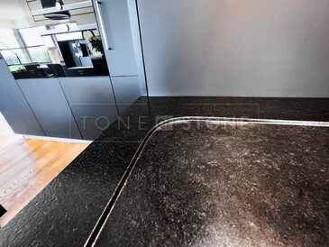 Zaoblená odkapová plocha vyfrézovaná do kamenné kuchyňské desky ze žuly Nero Assoluto Zimbabwe. Zakázková výroba TONE OF STONE. Zaoblená odkapová plocha vyfrézovaná do kamenné kuchyňské desky ze žuly Nero Assoluto Zimbabwe. Zakázková výroba TONE OF STONE.
