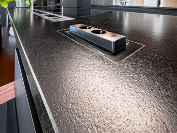 Jemný kartáčovaný povrch, který zvýrazní strukturu přírodního kamene Nero Assoluto Zimbabwe a doplní kontrast mezi hladkým povrchem kuchyňských skříněk. Součástí jsou rovněž integrované elektrické zásuvky, varná deska se spodní montáží, odsavač a menší dřez se spodní montáží. Zakázková výroba TONE OF STONE.   Jemný kartáčovaný povrch, který zvýrazní strukturu přírodního kamene Nero Assoluto Zimbabwe a doplní kontrast mezi hladkým povrchem kuchyňských skříněk. Součástí jsou rovněž integrované elektrické zásuvky, varná deska se spodní montáží, odsavač a menší dřez se spodní montáží. Zakázková výroba TONE OF STONE.