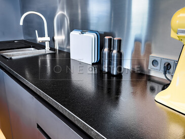 Černá žulová deska Nero Assoluto Zimbabwe s jemným kartáčovaným povrchem a dřezem se spodní montáží. Zakázková výroba TONE OF STONE.  