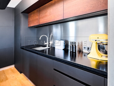 Kamenné kuchyňská deska z černé žuly Nero Assoluto Zimbabwe s kartáčovaným povrchem a dřezem se spodní montáží včetně vyfrézované odkapové plochy. Zakázková výroba TONE OF STONE.   Kamenné kuchyňská deska z černé žuly Nero Assoluto Zimbabwe s kartáčovaným povrchem a dřezem se spodní montáží včetně vyfrézované odkapové plochy. Zakázková výroba TONE OF STONE.