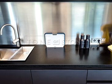 Kartáčovaný povrch žulové desky Nero Assoluto Zimbabwe je elegantní volbou pro moderní kuchyně. Zakázková výroba TONE OF STONE. 