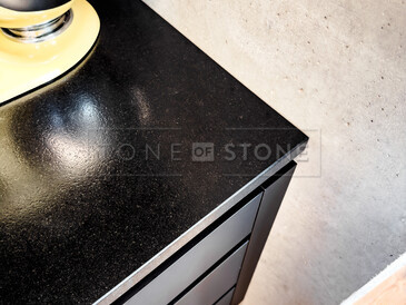 Detail hrany kamenné kuchyňské desky ze žuly Nero Assoluto Zimbabwe. Zakázková výroba TONE OF STONE.  Detail hrany kamenné kuchyňské desky ze žuly Nero Assoluto Zimbabwe. Zakázková výroba TONE OF STONE.