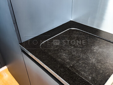 Vyfrézovaná odkapová plocha do černé kamenné kuchyňské desky ze žuly Nero Assoluto Zimbabwe. Zakázková výroba TONE OF STONE.  Vyfrézovaná odkapová plocha do černé kamenné kuchyňské desky ze žuly Nero Assoluto Zimbabwe. Zakázková výroba TONE OF STONE.