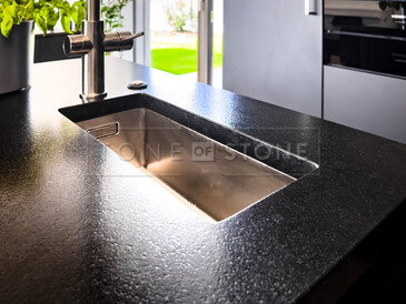 Malý dřez se spodní montáží jako součást ostrůvku s kamennou deskou ze žuly Nero Assoluto Zimbabwe. Zakázková výroba TONE OF STONE. 