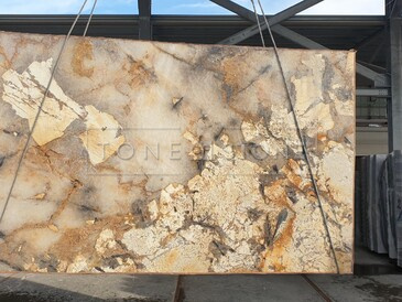 Deska z přírodního kvarcitu Patagonia s řeznou povrchovou úpravou. Zakázkové kamenictví TONE OF STONE. Deska z přírodního kvarcitu Patagonia s řeznou povrchovou úpravou. Zakázkové kamenictví TONE OF STONE.