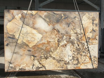 Kamenná kvarcitová deska Patagonia s řezaným povrchem. Zakázkové kamenictví TONE OF STONE. Kamenná kvarcitová deska Patagonia s řezaným povrchem. Zakázkové kamenictví TONE OF STONE.