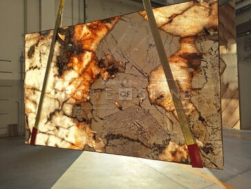 Prosvícená kamenná deska z kvarcitu Patagonia. Zakázkové kamenictví TONE OF STONE. Prosvícená kamenná deska z kvarcitu Patagonia. Zakázkové kamenictví TONE OF STONE.