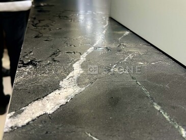 Kuchyňská pracovní deska z přírodního kamene s broušenou povrchovou úpravou - honed finish.