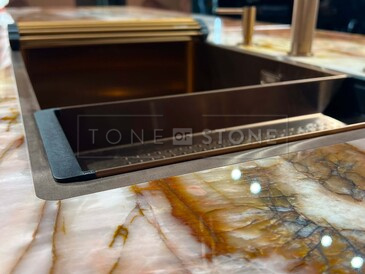 Kuchyňská pracovní deska z růžového kvarcitu v lesklém provedení. Kuchyňská pracovní deska z růžového kvarcitu v lesklém provedení.