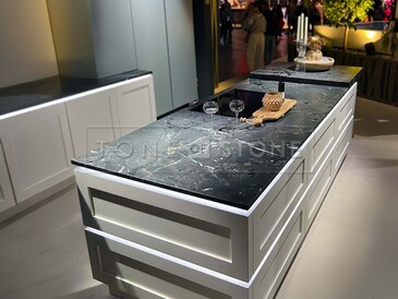 Kuchyňská pracovní deska z přírodního kamene s broušenou povrchovou úpravou - honed finish.