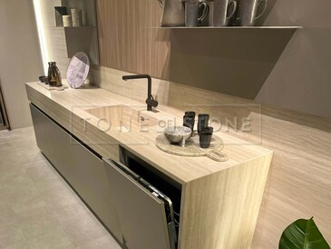 Broušený přírodní travertin. Broušený přírodní travertin.