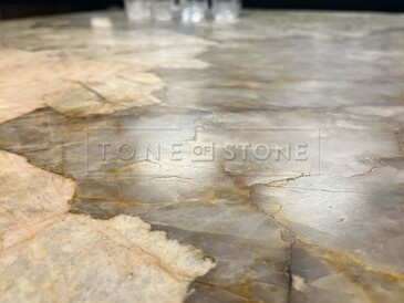 Kuchyňská pracovní deska z přírodního kvarcitu Patagonia s broušenou povrchovou úpravou - honed finish.